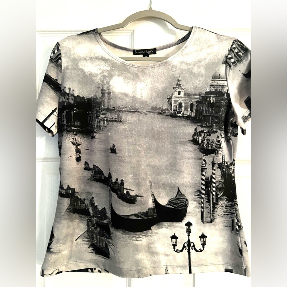 Jessica Max White and Gray Top. Sz Medium. Wearable Art City Scene.